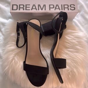 New in box Dream Pairs Black Suede Like Sandals Chunky Heel